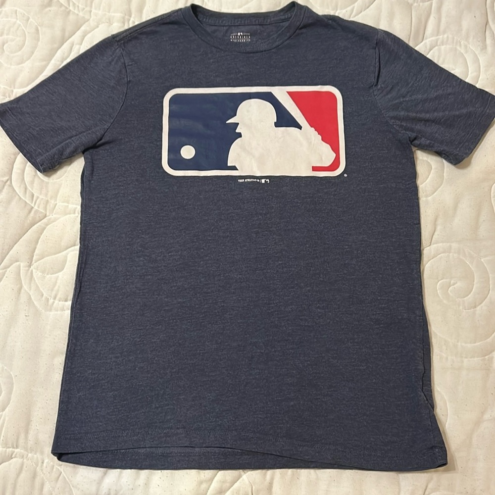 Preowned Navy Blue MLB Youth T-Shirt. Good Condition!